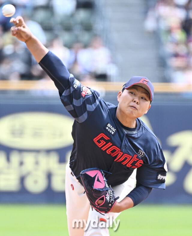 27일 오후 서울 잠실야구장에서 진행된 '2025 프로야구 KBO리그' 두산 베어스와 롯데 자이언츠의 경기. 롯데 박진이 선발등판해 역투하고 있다./마이데일리