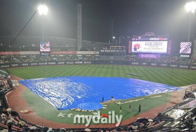 폭우가 쏟아지고 있는 수원KT위즈파크./수원=심혜진 기자
