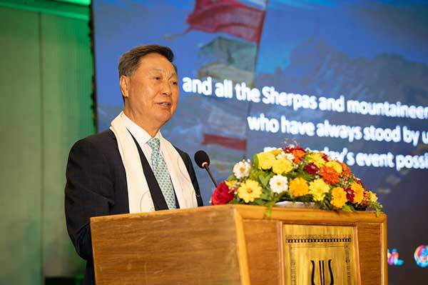 '히말라야 기후 헌장 2025'을 발표하는 BYN 블랙야크 그룹 강태선 회장.