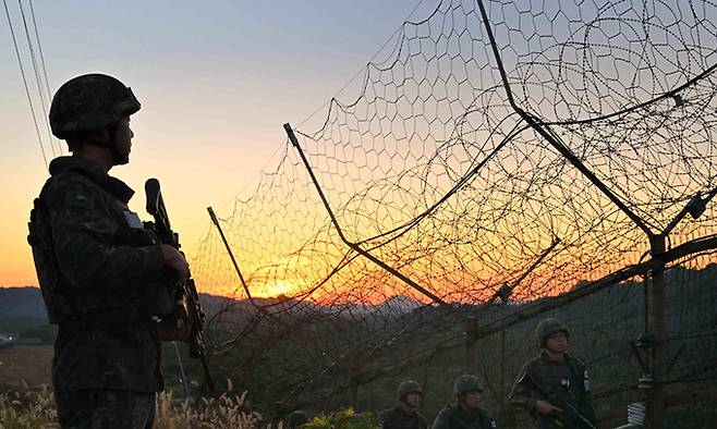 일반전초(GOP) 장병이 철책을 따라 경계작전을 수행하고 있다. 사진은 기사와 무관. 육군 제공