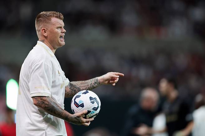 욘 아르네 리세가 ‘2025 아이콘 매치: 창의 귀환, 반격의 시작’을 하루 앞둔 13일 서울월드컵경기장에서 공을 들고 있다. 사진제공|넥슨