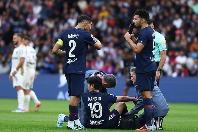 발목 통증으로 쓰러진 이강인. AFP연합뉴스