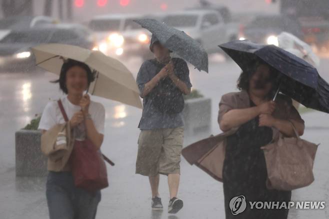 쏟아지는 비 (서울=연합뉴스) 김성민 기자 2025.9.16 ksm7976@yna.co.kr