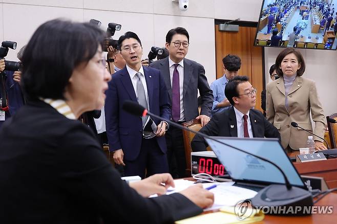 국회 법사위 퇴장하는 국민의힘 의원들 (서울=연합뉴스) 류영석 기자 = 16일 서울 여의도 국회에서 열린 법제사법위원회 전체회의에서 추미애 법사위원장이 나경원 의원 간사 선임의 건 표결에 대해 무기명 투표를 선언하자 국민의힘 의원들이 항의하며 퇴장하고 있다. 2025.9.16 ondol@yna.co.kr