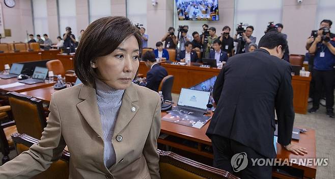법사위 퇴장하는 국민의힘 나경원 의원 (서울=연합뉴스) 황광모 기자 = 국민의힘 나경원 의원이 16일 국회에서 열린 법제사법위원회 전체회의에서 본인의 간사 선임에 대한 안건이 추미애 위원장에 의해 무기명 표결로 결정되자 국민의힘 의원들과 이에 항의하며 퇴장하고 있다. 2025.9.16 hkmpooh@yna.co.kr