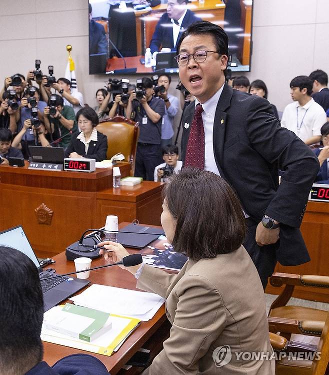 최혁진 의원 발언에 강하게 항의하는 곽규택 의원 (서울=연합뉴스) 황광모 기자 = 국민의힘 곽규택 의원이 16일 서울 여의도 국회에서 열린 법제사법위원회 전체회의에서 무소속 최혁진 의원의 나경원 의원에 대한 발언에 강하게 항의하고 있다. 2025.9.16 hkmpooh@yna.co.kr