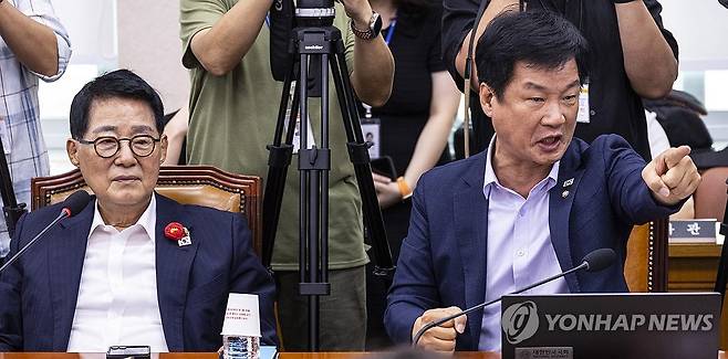 곽규택 의원에게 항의하는 박균택 의원 (서울=연합뉴스) 황광모 기자 = 더불어민주당 박균택 의원이 16일 서울 여의도 국회에서 열린 법사위 전체회의에서 국민의힘 곽규택 의원이 민주당 박지원 의원에게 무리한 발언으로 물의를 빚자 곽 의원에게 강하게 항의하고 있다. 2025.9.16 hkmpooh@yna.co.kr