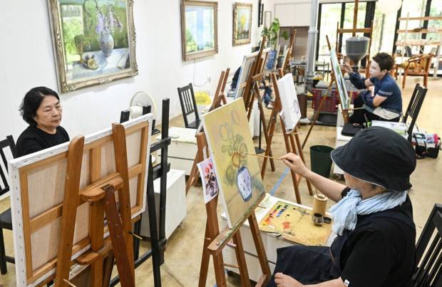 서양화가 손한희 작가가 운영하는 한갤러리에서 수강생들이 그림을 배우고 있다. /최현배 기자