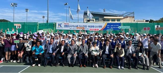 '제22회 경동도시가스배 가스안전 여성테니스대회'가 나윤호 경동도시가스 사장, 김철욱 울산시 체육회장, 조완수 한국가스안전공사 울산지역본부장, 오효선 울산시 테니스협회장 등이 참석한 가운데 17일 문수테니스장에서 개최됐다.