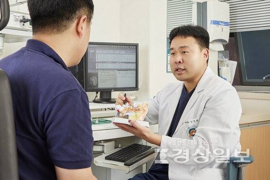▲ 울산대학교병원 이비인후과 강병철 교수가 귀 질환을 호소하는 환자와 상담하고 있다.