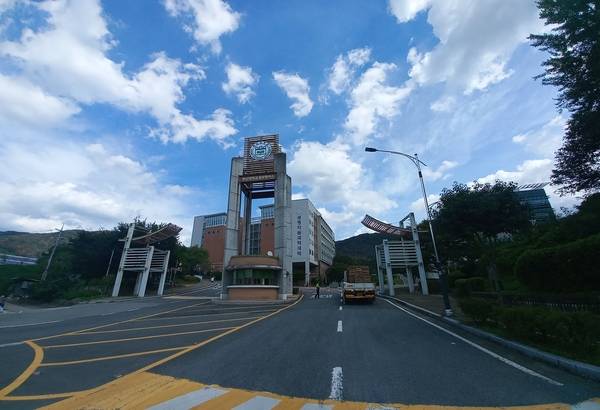 밀양시 삼랑진읍 삼랑진로에 있는 부산대 밀양캠퍼스 정문 앞 /이일균 기자