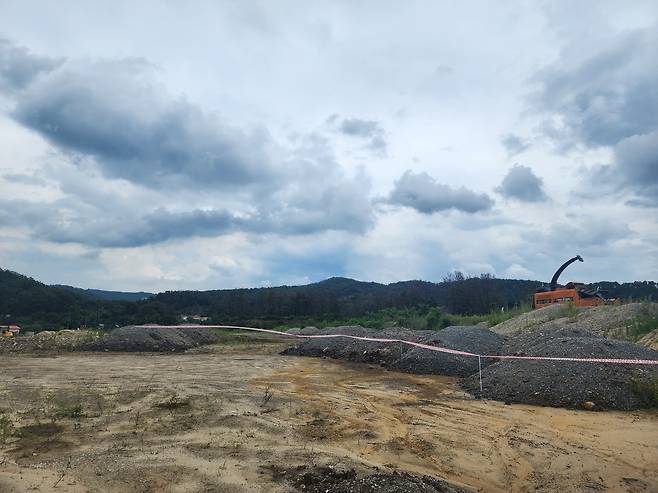 포항시 남구 동해면 동해지구 토지구획정리사업 부지에 사토와 폐토석이 무단 반입돼 쌓여있다. /김은주 포항시의원 제공