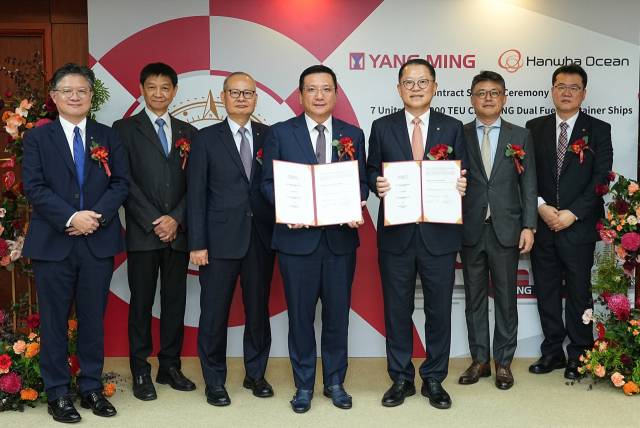 대만 현지에서 한화오션 김희철 대표이사(오른쪽에서 세 번째)와 양밍해운 차이 펑밍 회장(오른쪽에서 네 번째)을 비롯한 양사 관계자들이 계약식을 마친 뒤 기념촬영을 하고 있다. 한화오션 제공