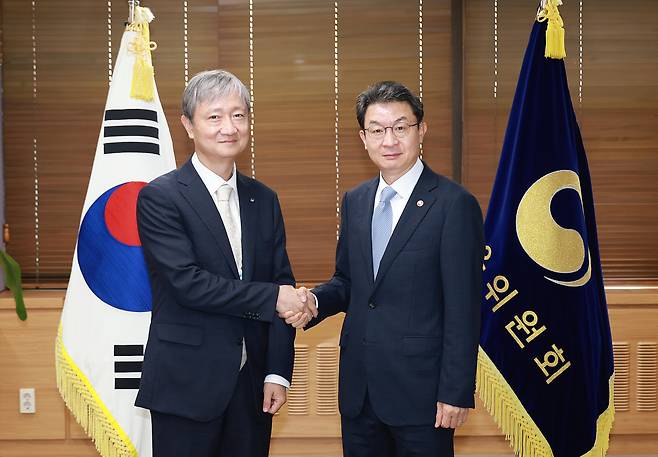 이억원 금융위원장이 16일 오후 서울 종로구 정부서울청사 금융위원장 접견실에서 이찬진 금융감독원장과 첫 회동을 갖고 앞으로의 금융정책 및 감독방향과 관련해 금융위와 금감원이 한 팀으로 일관성 있게(One-Team, One-voice) 대응해 나가자고 했다./사진=금융위원회