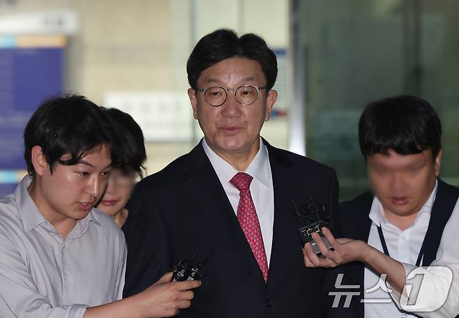 권성동 국민의힘 의원이 16일 오후 서울 서초구 중앙지방법원에서 '통일교 불법 정치자금 수수' 의혹(정치자금법 위반 혐의) 관련 구속 전 피의자 심문(영장실질심사)를 마치고 법원을 나서고 있다. 2025.9.16/뉴스1 ⓒ News1 장수영 기자