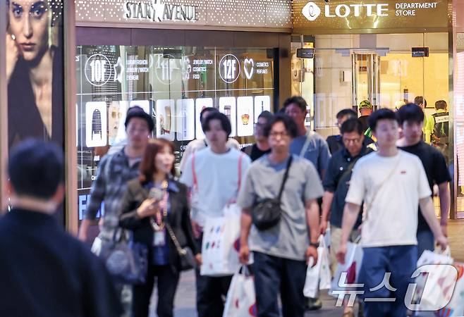 6월 5일 서울 시내 한 면세점에서 외국인 관광객들이 쇼핑을 마친 뒤 걸음을 옮기고 있다. 2025.6.5/뉴스1 ⓒ News1 민경석 기자