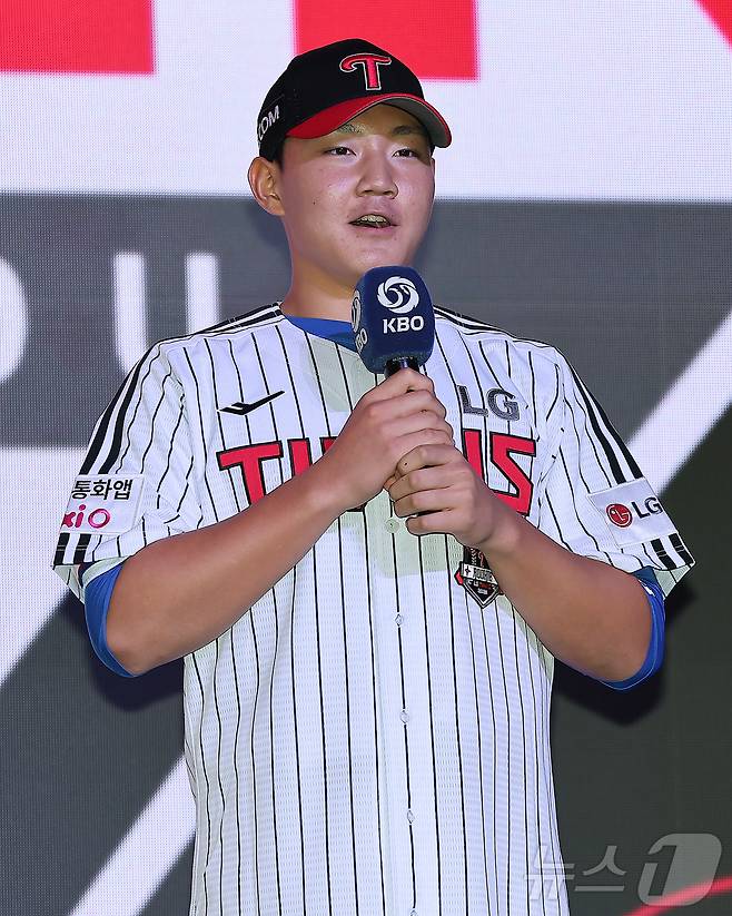 17일 오후 서울 송파구 롯데호텔 월드에서 열린 ‘2026 KBO 신인 드래프트’에서 1라운드 8순위로 LG 트윈스에 선발된 양우진이 소감을 말하고 있다. 2025.9.17/뉴스1 ⓒ News1 김진환 기자