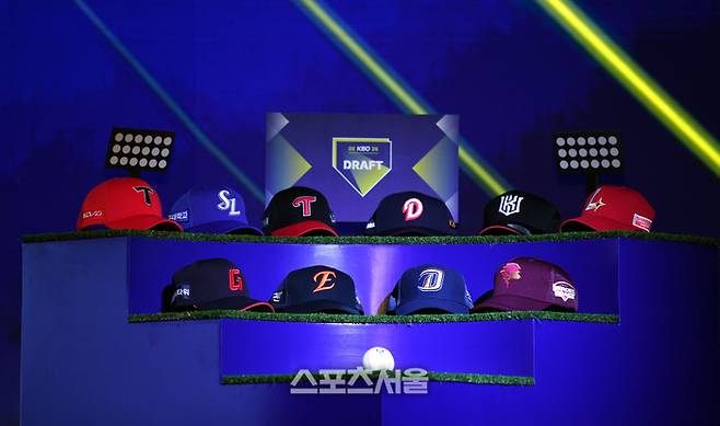 17일 서울 송파구 롯데호텔 월드에서 열리는 2026 KBO 리그 신인드래프트 현장에 각 팀의 모자가 전시되어 있다. 사진 | 최승섭기자 thunder@sportsseoul.com