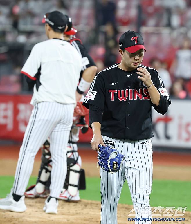 16일 수원 케이티위즈파크에서 열린 KT와 LG의 경기. 9회말 주자 남기고 강판 당하는 LG 마무리 유영찬. 수원=송정헌 기자songs@sportschosun.com/2025.09.16/