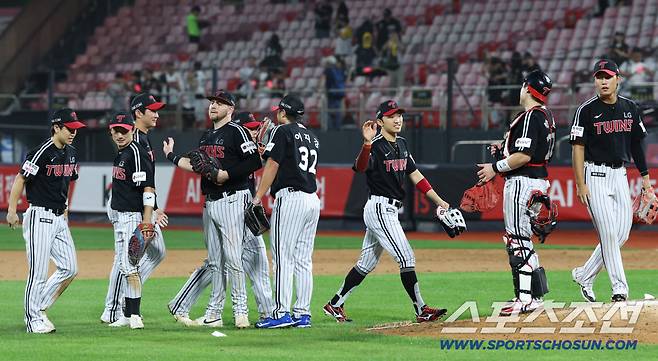 16일 수원 케이티위즈파크에서 열린 KT와 LG의 경기. LG가 KT에 승리했다. 경기 종료 후 승리의 기쁨을 나누고 있는 LG 선수들. 수원=송정헌 기자songs@sportschosun.com/2025.09.16/