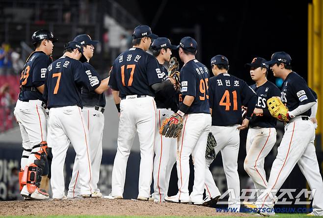 16일 광주 기아 챔피언스필드에서 열린 한화-KIA전. 11대1로 승리한 한화 선수들이 승리를 자축하고 있다. 광주=정재근 기자 cjg@sportschosun.com/2025.9.16/