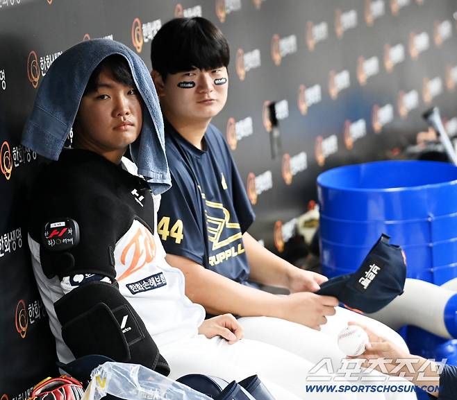 3일 대전 한화생명볼파크에서 열린 NC와 한화의 경기, 비로 인해 경기가 중단된 사이 더그아웃에 앉아 이야기를 나누는 정우주와 김서현의 모습. 대전=허상욱 기자wook@sportschosun.com/2025.09.03/