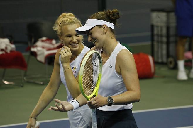 약 1년 만에 함께 복식에 출전한 시니아코바와 크레이치코바(오른쪽). 코리아오픈