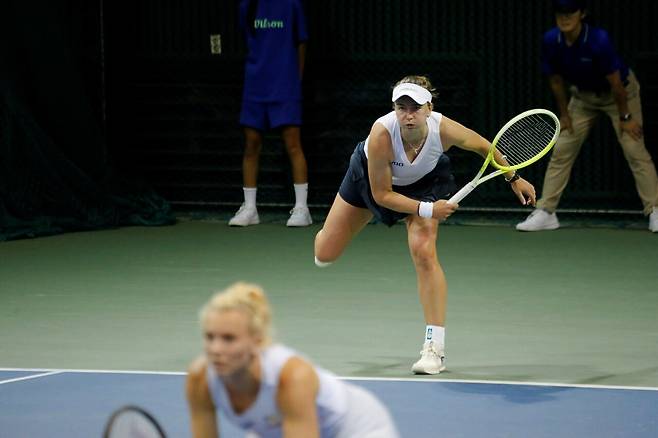 서브를 넣고 있는 크레이치코바. 코리아오픈