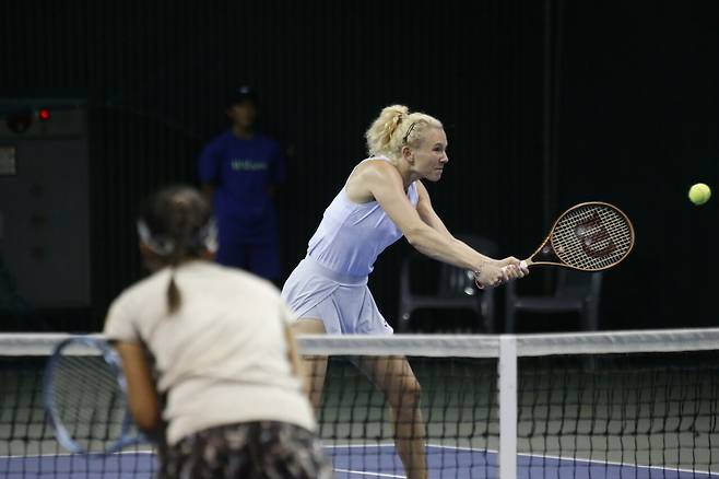 네트 앞에서 발리를 구사하는 시니아코바. 코리아오픈