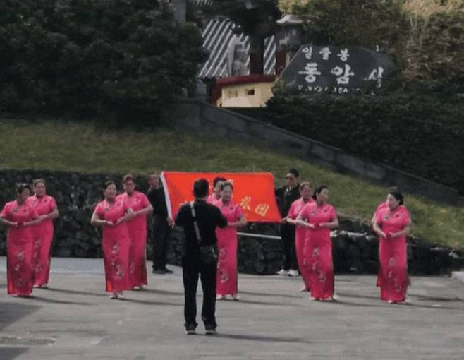 성산일출봉 앞에서 치파오를 입고 춤을 추고 있는 중국인 여성들. 인스타그램