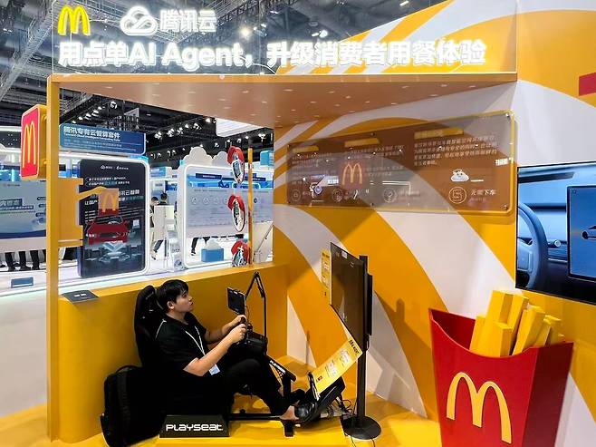 운전 중 맥도널드 주문 AI로- 본지 이벌찬 특파원이 16일 중국 선전시 국제컨벤션센터에서 텐센트가 맥도널드 드라이브스루를 위해 맞춤형으로 구현한 ‘AI 에이전트’ 서비스를 체험하고 있다. 인공지능이 사람처럼 고객과 대화하며 메뉴 추천, 결제 안내 등을 수행하는 이 서비스는 연내 출시 예정이다./텐센트
