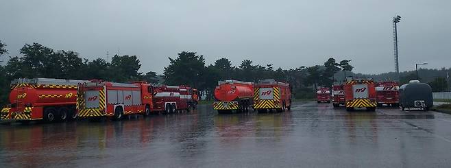 17일 단비가 내리면서 운반급수가 하루 중단돼 소방차들이 강북공설운동장에 대기 중이다. 강릉에는 소방차 101대가 투입돼 매일 홍제정수장으로 물을 실어 나르고 있다. 강원소방본부 제공