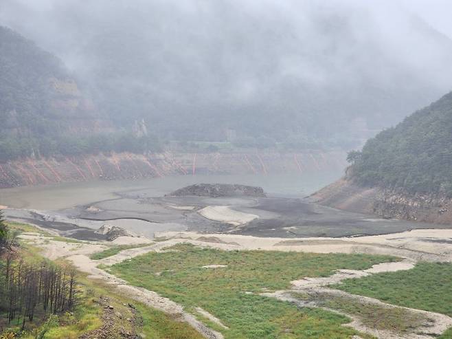 물안개가 자욱한 오봉저수지 모습. 뉴시스