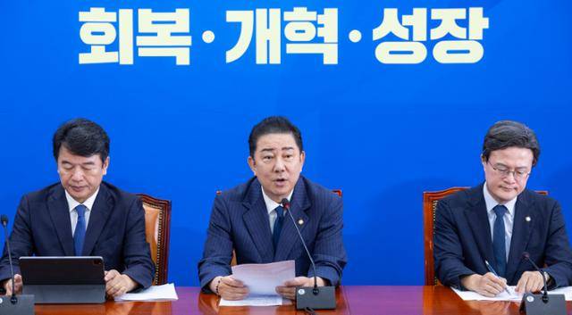 더불어민주당 김병기 원내대표가 16일 국회에서 열린 원내대책회의에서 정기국회 회기 내 정부조직법 처리에 대한 발언을 하고 있다. 연합뉴스