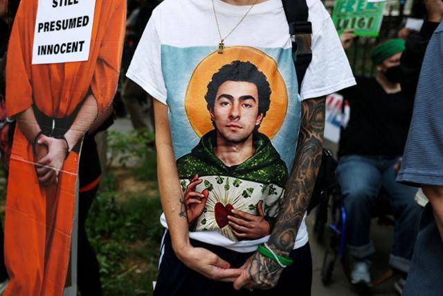 유나이티드 헬스케어 최고경영자(CEO) 살해 혐의자인 루이지 만조니를 지지하는 사람들이 16일 미 뉴욕주 맨해튼 형사법원 앞에 모여 만조니를 응원하고 있다. 뉴욕=로이터 연합뉴스