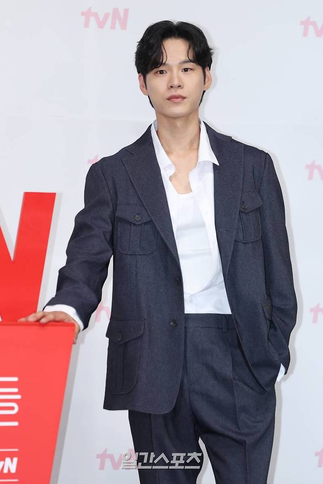 배우 윤지온이 14일 오전 서울 구로구 라마다 호텔에서 열린 새 토일드라마 tvN '엄마친구아들' 제작발표회에서 포즈를 취하고 있다. '엄마친구아들'은 오류 난 인생을 재부팅하려는 여자와 그의 살아있는 흑역사인 '엄마친구아들'이 벌이는 파란만장 동네 한 바퀴 로맨스. 오는 17일 밤 9시 20분 첫 방송. 서병수 기자 qudtn@edaily.co.kr /2024.08.14/