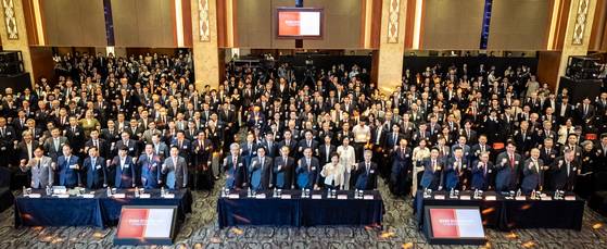 중앙일보 창간 60주년 기념식이 17일 오전 서울 중구 롯데호텔 서울 크리스탈볼룸에서 열렸다. 참석자들이 기념촬영하고 있다. 김현동 기자