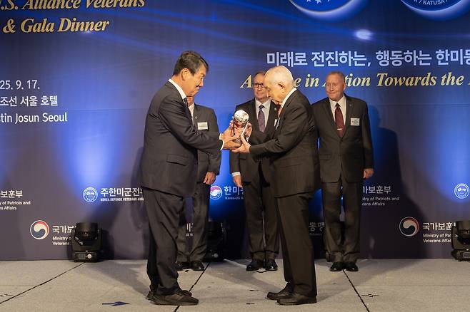 한미동맹재단과 주한미군전우회에서 오늘(9월 17일 수요일) 극동방송 이사장 김장환 목사에게 제2회 한미동맹대상을 수여했다. (사진제공: 극동방송)