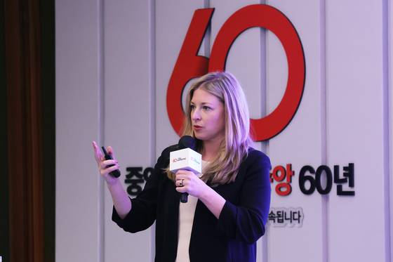 중앙일보 창간 60주년 글로벌 미디어 컨퍼런스가 17일 서울 소공동 롯데호텔에서 열렸다. 데이1 세션3 기술키트에서 뉴욕타임즈의 AI전략을 주제로 한나 포펄 뉴욕타임스 CDO가 발표하고 있다. 장진영 기자