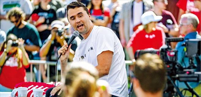 총격 발생 전 토론회 도널드 트럼프 미국 대통령 측근이자 우익 단체 ‘터닝포인트USA’의 창립자 찰리 커크(31)가 10일(현지시간) 유타주 유타밸리대 토론회에서 청중과 문답하던 도중 총격을 당해 사망했다. 사진은 총격 직전 커크 모습. / 사진=AP연합뉴스