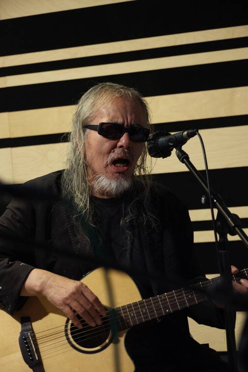 어쿠스틱 기타를 치며 밴드 멤버들과 연습하는 전인권. 이충우 기자