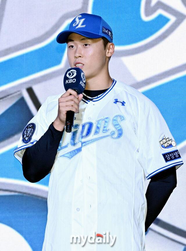서울고 이호범이 17일 오후 서울 잠실 롯데호텔에서 진행된 '2026 KBO 신인 드래프트'에서 1라운드 9순위로 삼성에 지명된 뒤 소감을 말하고 있다./마이데일리