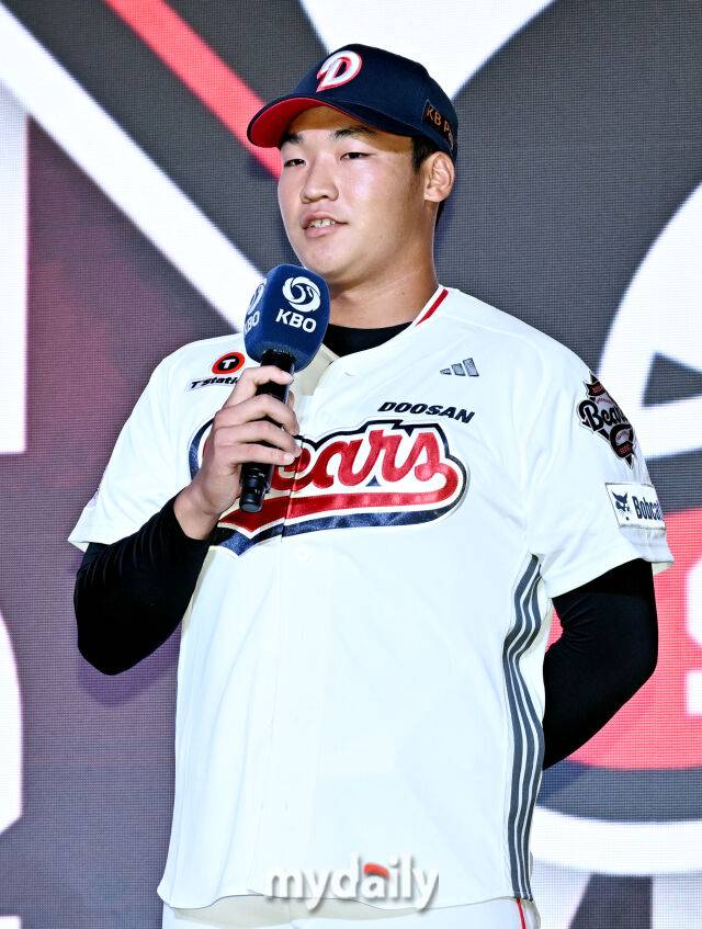 마산용마고 김주오가 17일 오후 서울 잠실 롯데호텔에서 진행된 '2026 KBO 신인 드래프트'에서 1라운드 7순위로 두산에 지명된 뒤 소감을 말하고 있다. 이번 드래프트는 전면 드래프트 방식으로 총 11라운드에 걸쳐 진행되며, 총 1,261명의 대상자 중 최대 110명이 KBO 10개 구단의 새 식구로 합류하게 된다. 지명 순서는 2024시즌 최종 순위 역순에 따라 키움 히어로즈를 시작으로 NC 다이노스, 한화 이글스, 롯데 자이언츠, SSG 랜더스, KT 위즈, 두산 베어스, LG 트윈스, 삼성 라이온즈, KIA 타이거즈 순으로 진행된다./잠실 = 송일섭 기자