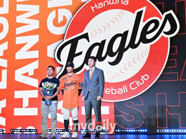 유신고 오재원(가운데)이 17일 오후 서울 잠실 롯데호텔에서 진행된 '2026 KBO 신인 드래프트'에서 1라운드에서 한화에 지명된 뒤 포즈를 취하고 있다. 이번 드래프트는 전면 드래프트 방식으로 총 11라운드에 걸쳐 진행되며, 총 1,261명의 대상자 중 최대 110명이 KBO 10개 구단의 새 식구로 합류하게 된다. 지명 순서는 2024시즌 최종 순위 역순에 따라 키움 히어로즈를 시작으로 NC 다이노스, 한화 이글스, 롯데 자이언츠, SSG 랜더스, KT 위즈, 두산 베어스, LG 트윈스, 삼성 라이온즈, KIA 타이거즈 순으로 진행된다./잠실=송일섭 기자 andlyu@mydaily.co.kr