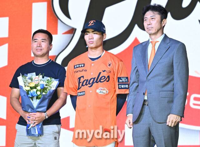 유신고 오재원(가운데)이 17일 오후 서울 잠실 롯데호텔에서 진행된 '2026 KBO 신인 드래프트'에서 1라운드 3순위로 한화에 지명되고 있다. 이번 드래프트는 전면 드래프트 방식으로 총 11라운드에 걸쳐 진행되며, 총 1,261명의 대상자 중 최대 110명이 KBO 10개 구단의 새 식구로 합류하게 된다. 지명 순서는 2024시즌 최종 순위 역순에 따라 키움 히어로즈를 시작으로 NC 다이노스, 한화 이글스, 롯데 자이언츠, SSG 랜더스, KT 위즈, 두산 베어스, LG 트윈스, 삼성 라이온즈, KIA 타이거즈 순으로 진행된다./잠실=송일섭 기자 andlyu@mydaily.co.kr
