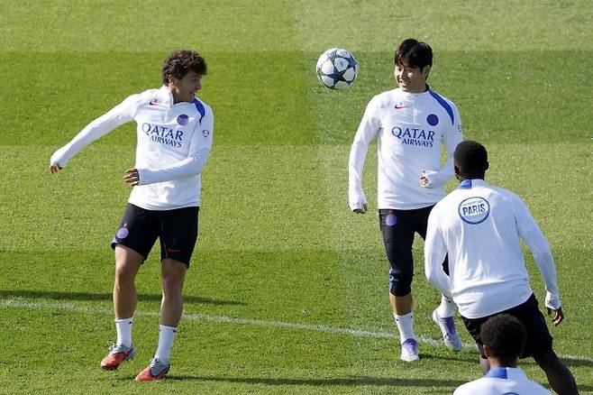 파리 생제르맹(PSG) 이강인이 17일(한국시간) 프랑스 파리의 PSG 훈련장에서 2025~26 UCL 리그 페이즈 1차전 아탈란타와의 홈 경기를 하루 앞두고 주앙 네베스와 훈련하고 있다. EPA 연합뉴스