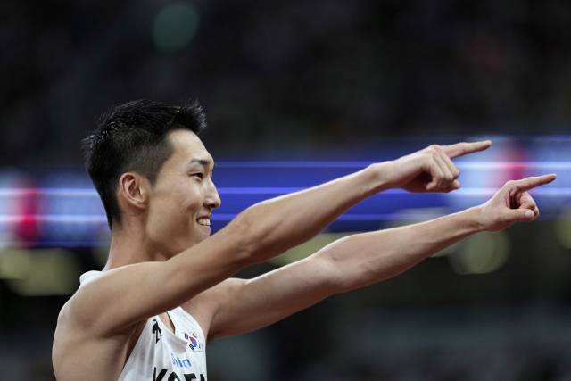 우상혁이 16일 일본 도쿄 국립경기장에서 열린 2025 도쿄 세계육상선수권 남자 높이뛰기 결선에서 도약에 성공한 뒤 세레머니를 하고 있다. AP연합뉴스