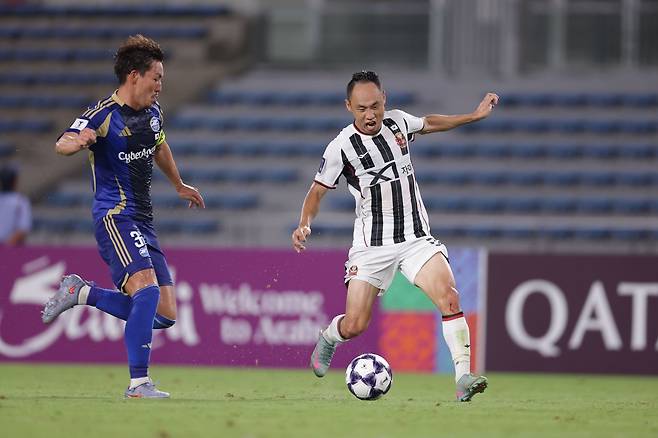 서울 문선민(오른쪽)이 16일 일본 도쿄 마치다 기온 스타디움에서 열린 마치다 젤비아와 2025~2026시즌 ACLE 동아시아권역 리그 스테이지 1차전 원정경기 도중 드리블하고 있다. 사진제공|한국프로축구연맹