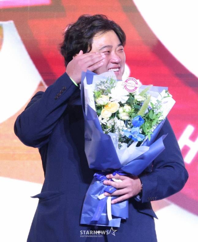 '2026 KBO 신인 드래프트'가 17일 서울 송파구 롯데호텔 월드 크리스탈볼룸에서 열렸다. 박준현(천안북일고)이 전체 1순위 지명되자 아버지 전 두산 박석민 코치가 눈물을 흘리고 있다. /사진=김진경 대기자