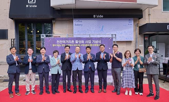 스타필드 수원이 18일 천천먹거리촌 진행한 리뉴얼 기념 행사에서 참석한 주요 관계자들이 기념 촬영을 하고 있다. 사진=신세계프라퍼티